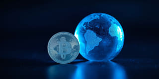 Criptomoeda exibida como componente dos mercados financeiros globais mais amplos